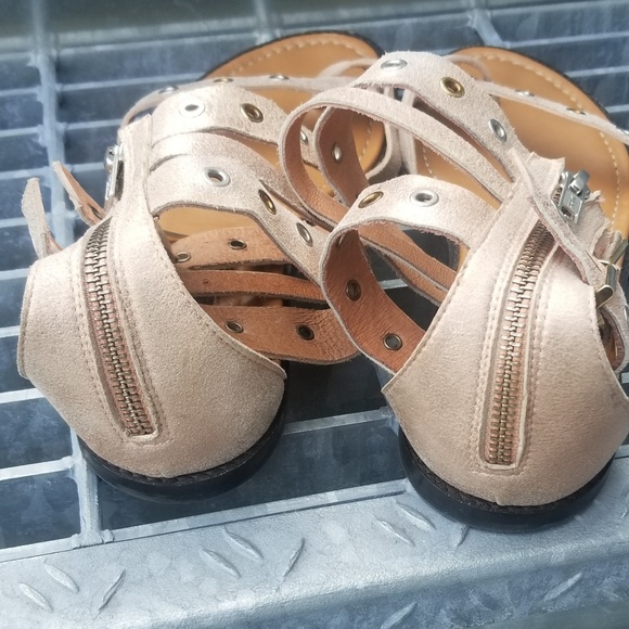 Modern Vintage Sandals - Picture 4 of 6
